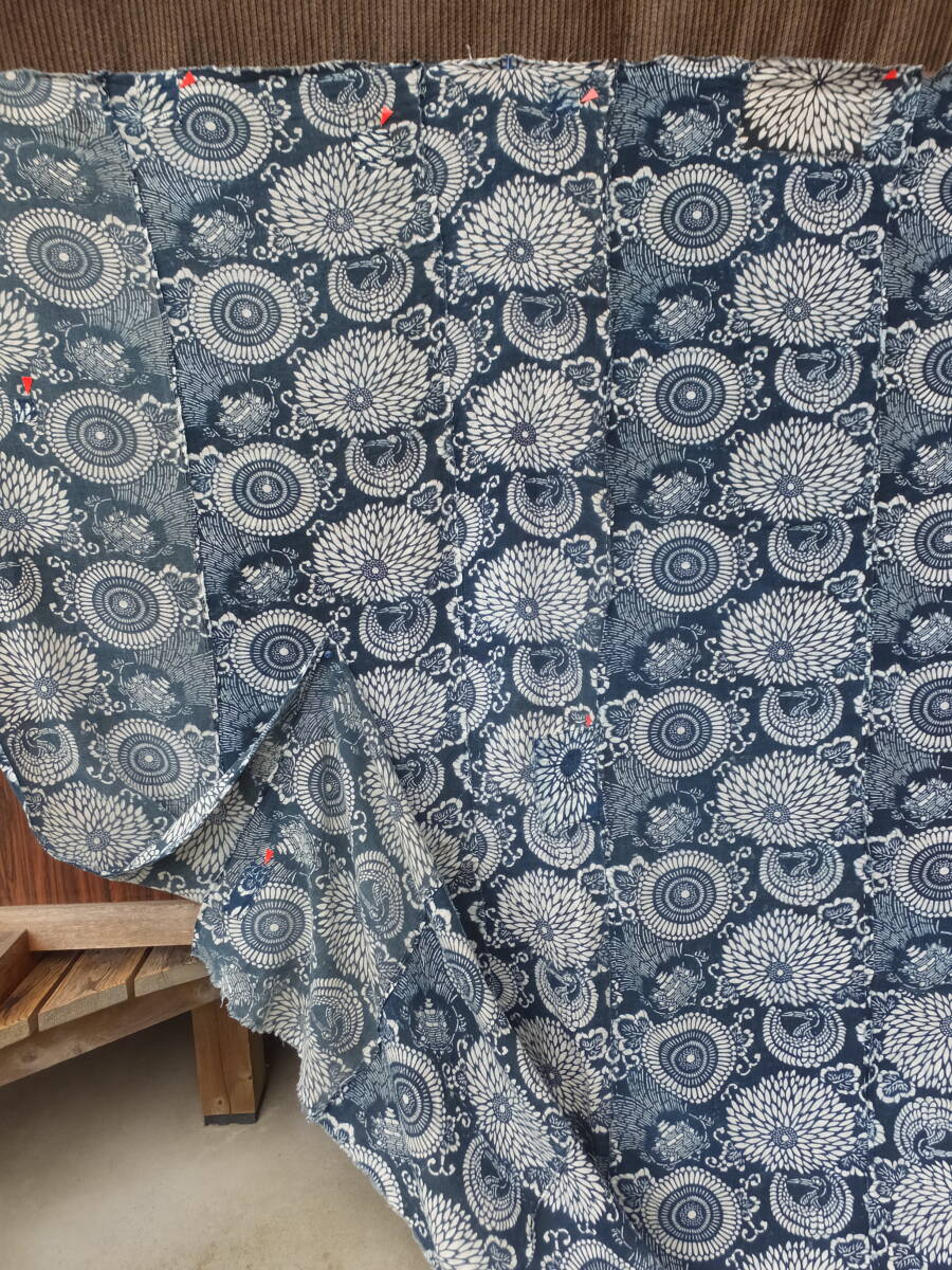 色褪せた手織り藍木綿型染鶴亀菊唐草文古布・4.3幅繋ぎ・180×149㌢・重320g・リメイク素材_画像8