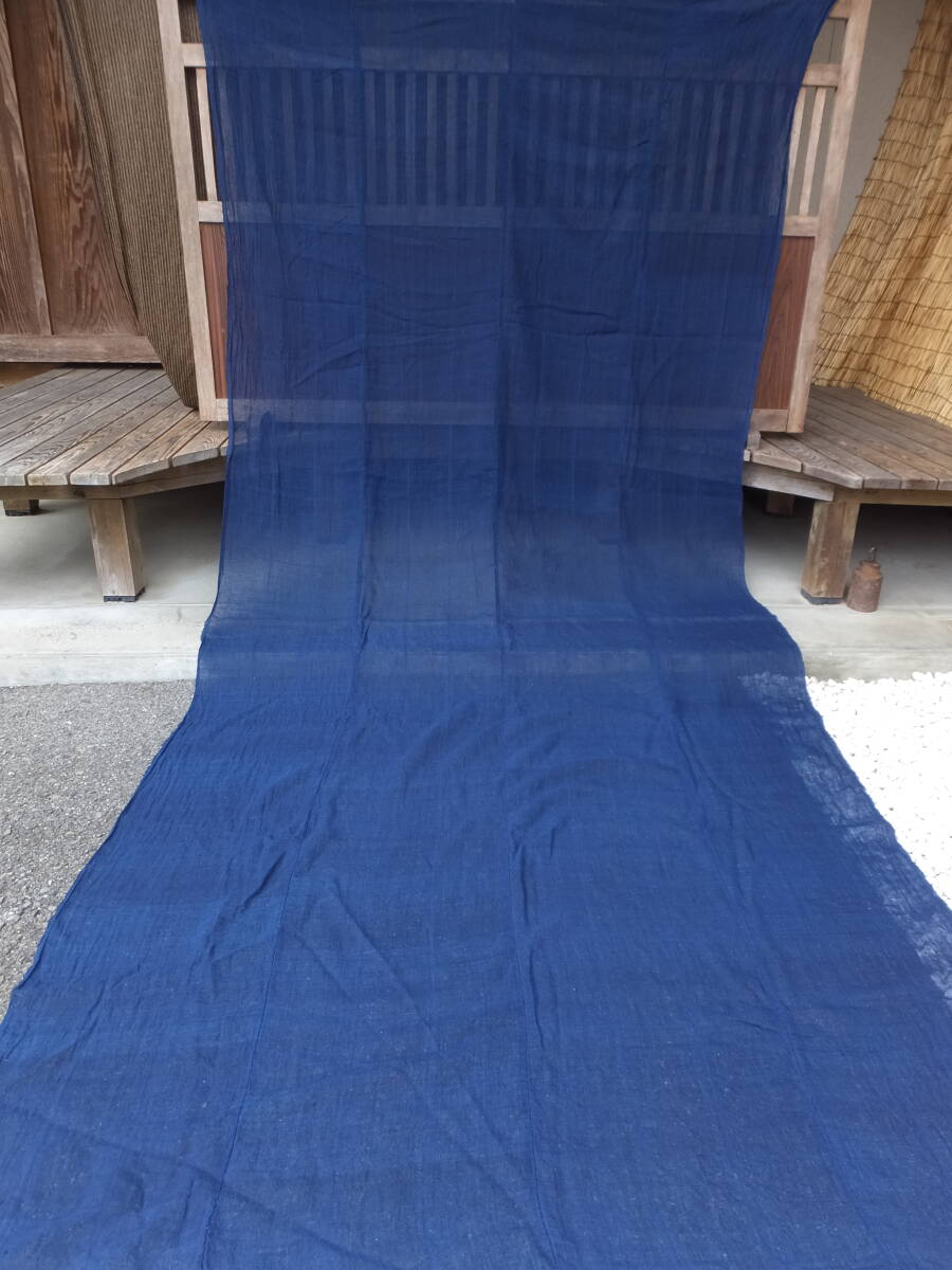 蚊帳に使われていたしっかりした青系薄手藍木綿古布・長い4幅繋ぎ・320×145㌢・重470g・リメイク素材_画像3