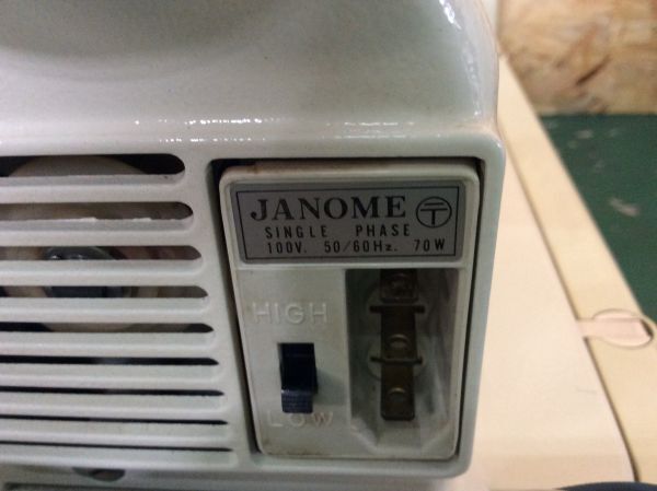 通電確認済み JANOME ジャノメ ミシン 1973年 トピアエース 802型 説明書 ケース付 裁縫 手芸 洋裁 ハンドクラフト ジャンク 管51514066_画像3