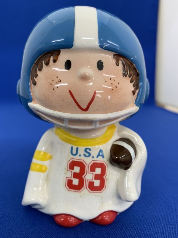 サンリオ 水森亜土 陶器製 貯金箱 約11cm あどちゃん 男の子 アメリカンフットボール 昭和レトロ ポップ インテリア 小物 雑貨 管51662151_画像1