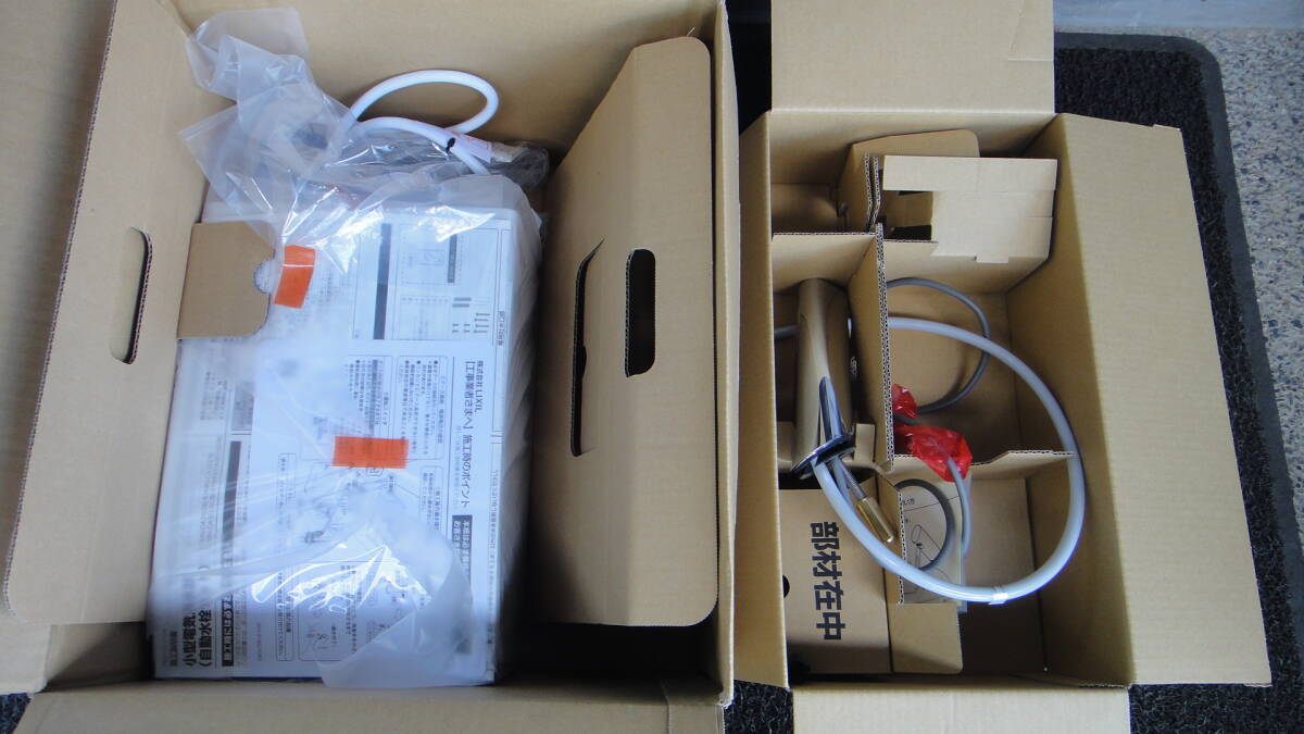 * unused goods LIXIL electric hot water vessel . plus EHMN-CA3ECSC1-300C [ automatic faucet one body ]*