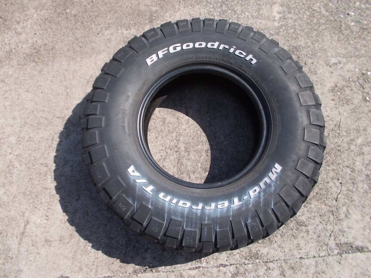 ●即決●LT 255/85R16 BF グッドリッチ マッドテレーンT/A KM2 1本 ホワイトレター 255/85/16 255-85-16 255/85-16 ランクル リフトアップ_画像1