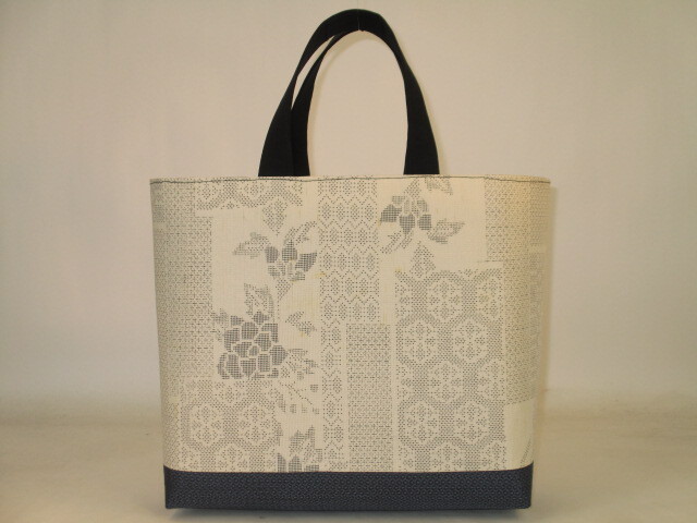 古布　正絹白大島紬花柄で作ったバッグ_画像1