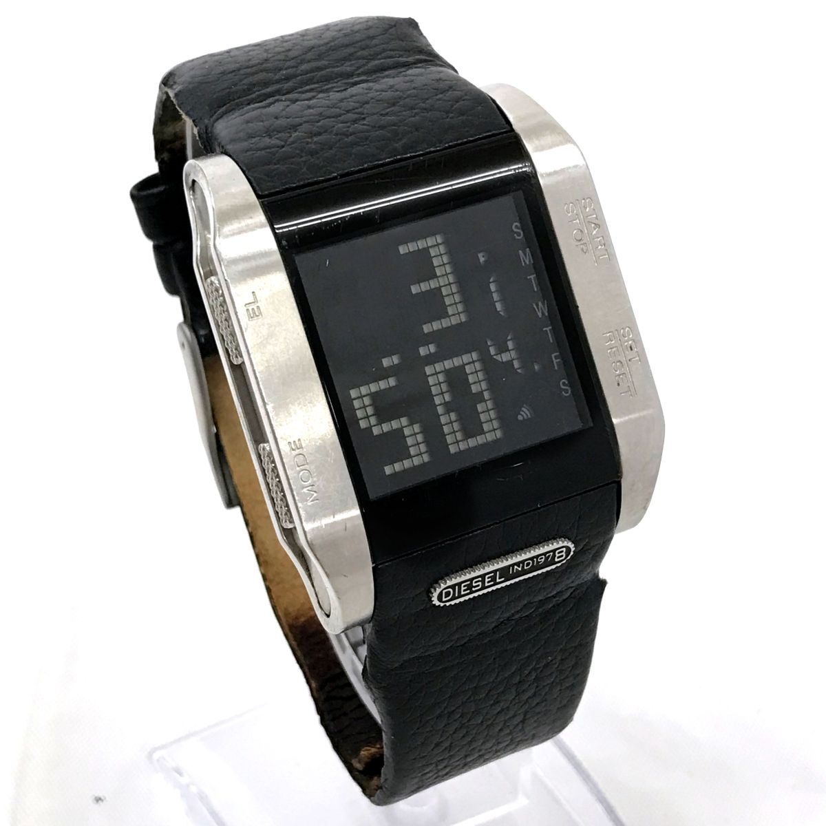 DIESEL ディーゼル 腕時計 DZ7076 クオーツ デジタル スクエア ブラック カレンダー 個性的 おしゃれ 格好良い 電池交換済み 動作確認済みの画像4