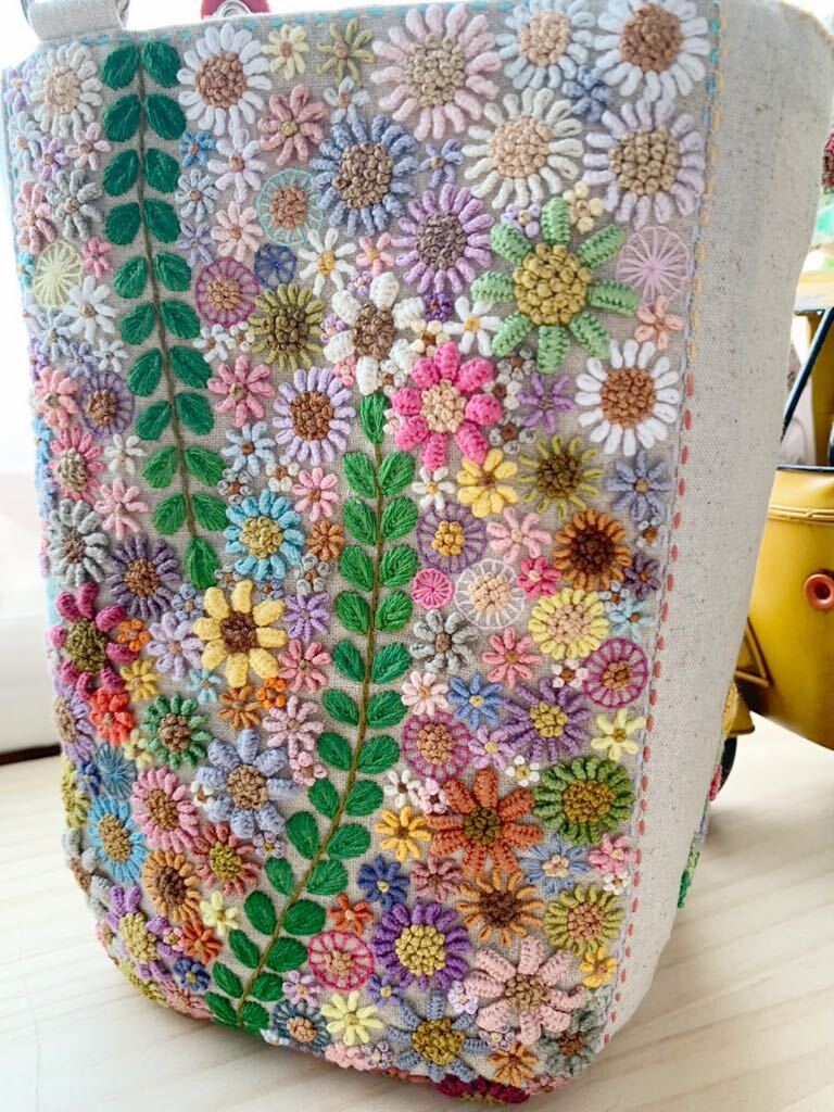 お花の手刺繍 ビーズ刺繍 バッグ ハンドメイド リネン生地 合皮持ち手 ハンドバッグ の画像3