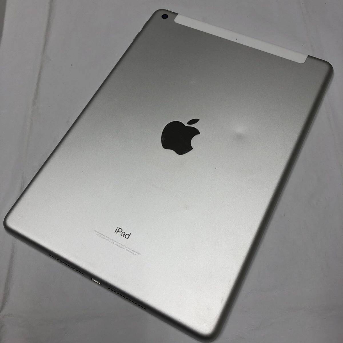 ★ 1円スタート ★ Apple iPad Air2 32GB IMEI:355804081036820 モデル番号:MP1L2J/A Wi-Fi＋Cellular SIMロックあり シルバー ジャンク_画像2