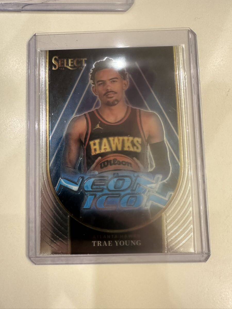 PANINI 2023-24 select neon icon trae young hawks カード _画像1