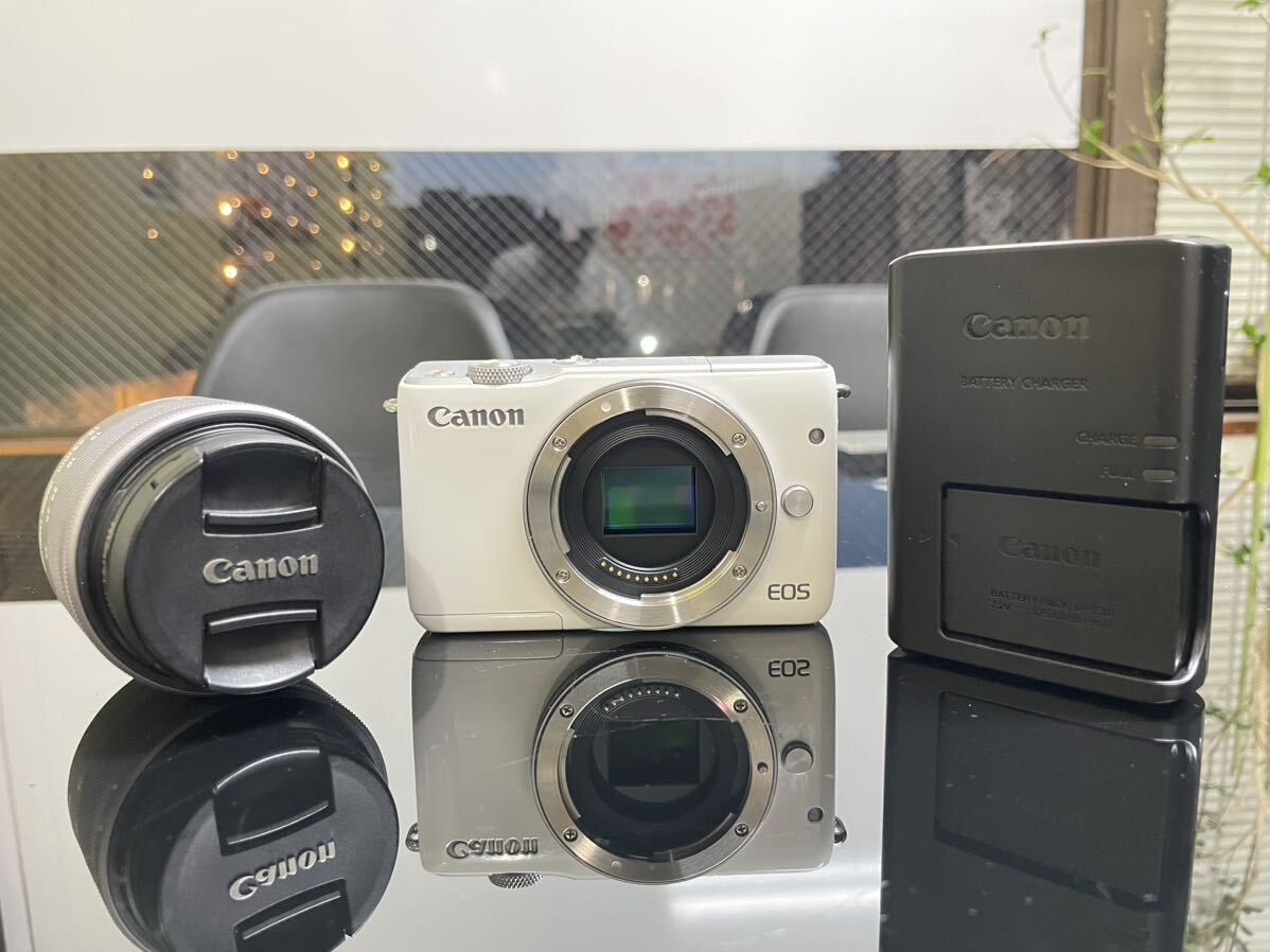 美品 Canon キャノン EOS M10 ZOOM LENS EF-M 15-45mm 1:3.5-6.3 IS STM ミラーレス一眼 デジタルカメラ 動作確認済み キヤノン ホワイト_画像1