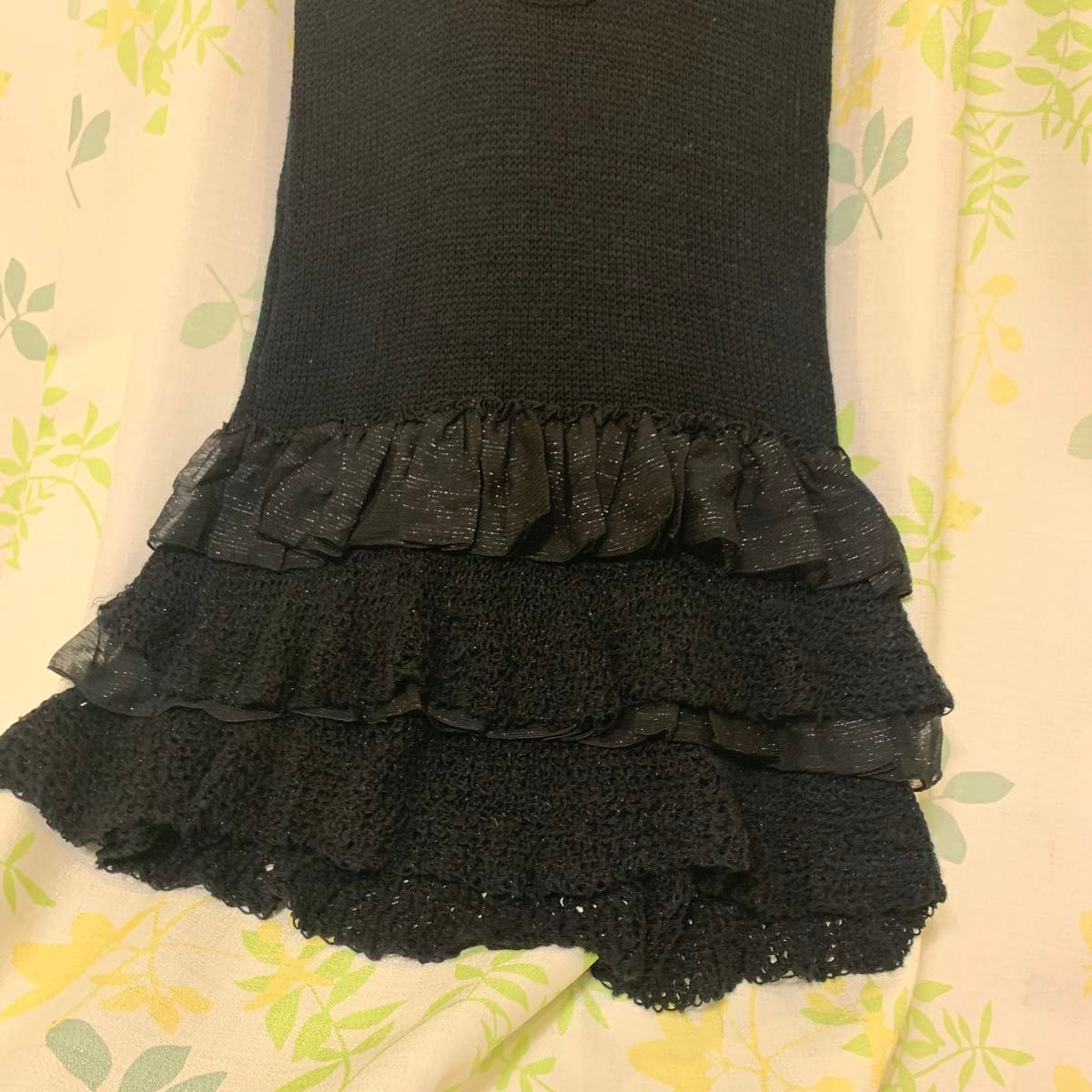【韓国で購入】黒 ニット ワンピース チュニック 裾フリル重ね ノースリーブ 