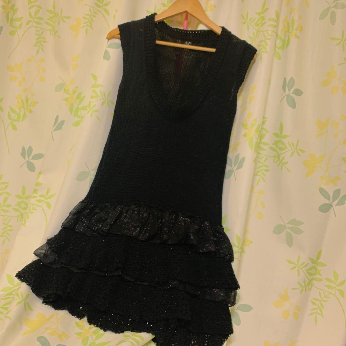 【韓国で購入】黒 ニット ワンピース チュニック 裾フリル重ね ノースリーブ 