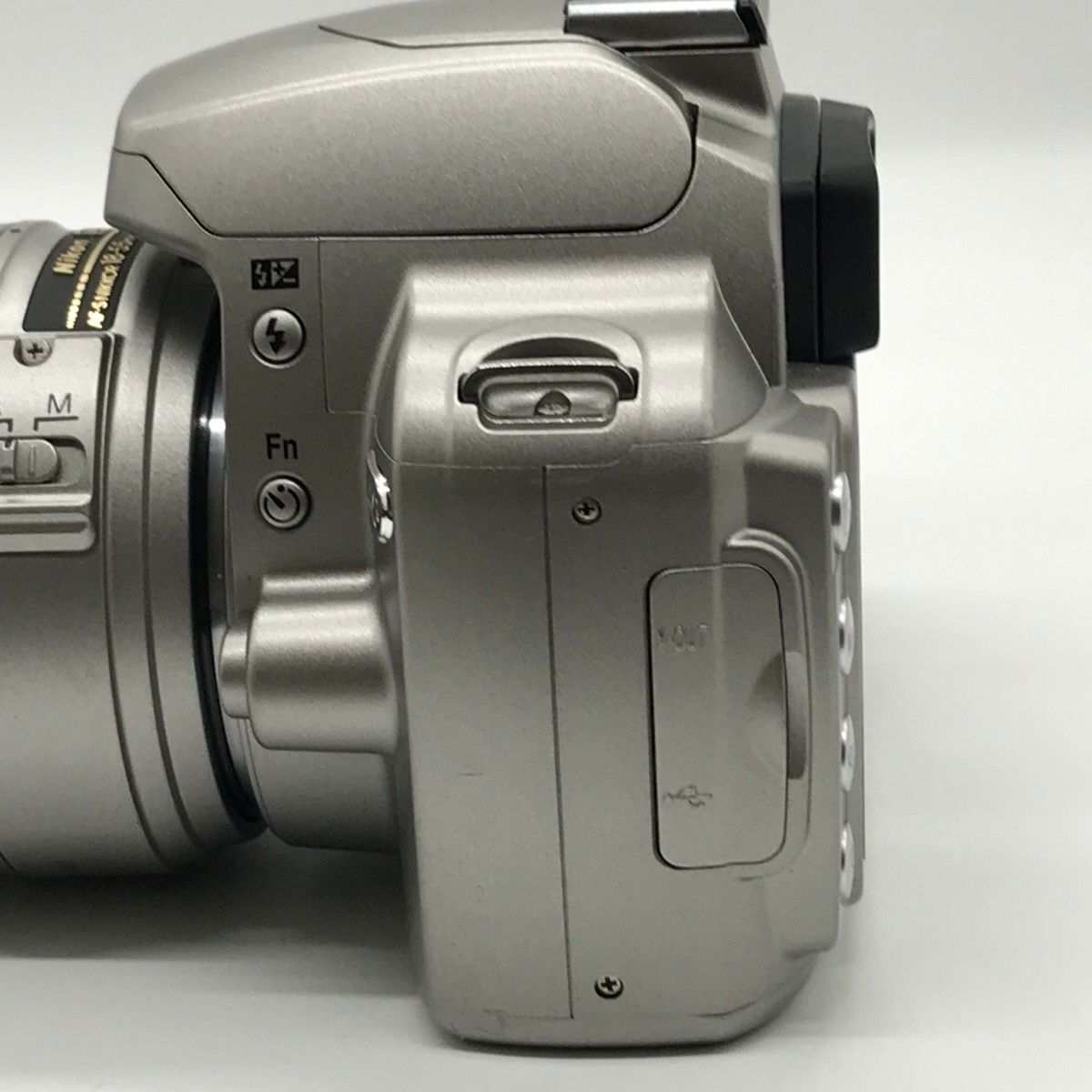 ニコン Nikon D40 レンズキット シルバー 美品 ストラップ付き ニコン Nikon D40 レンズキット シルバー 美品 ストラップ付き