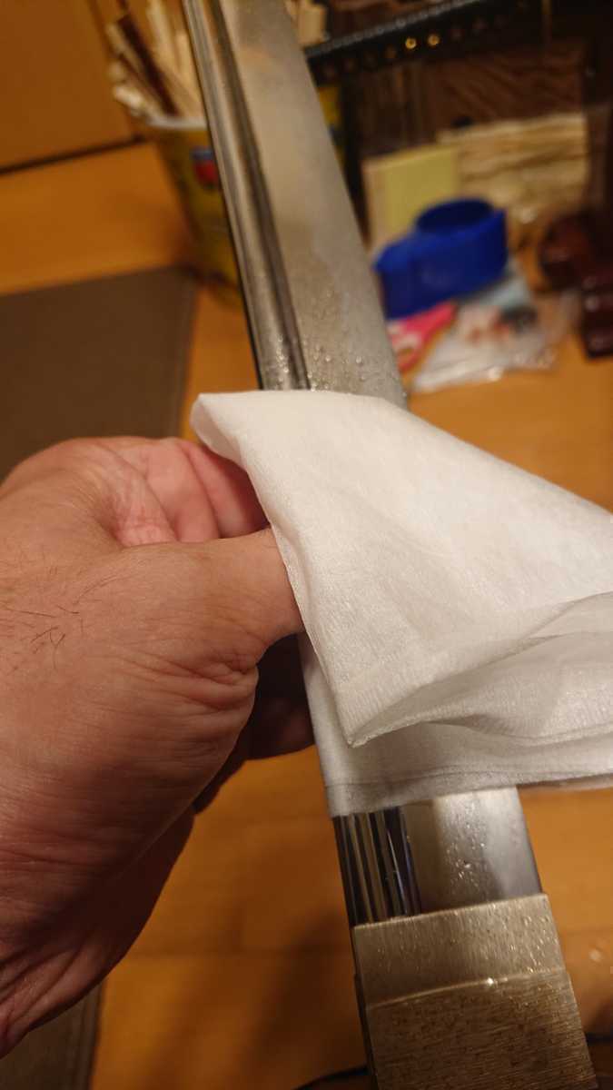 日本刀 真剣専用 液体打ち粉(30ml) 稽古事の御刀手入れが秒で済むだけでなく、油脂を確実に拭き取れます、しかも液体ですのでヒケ傷無し！_ティッシュで拭います。