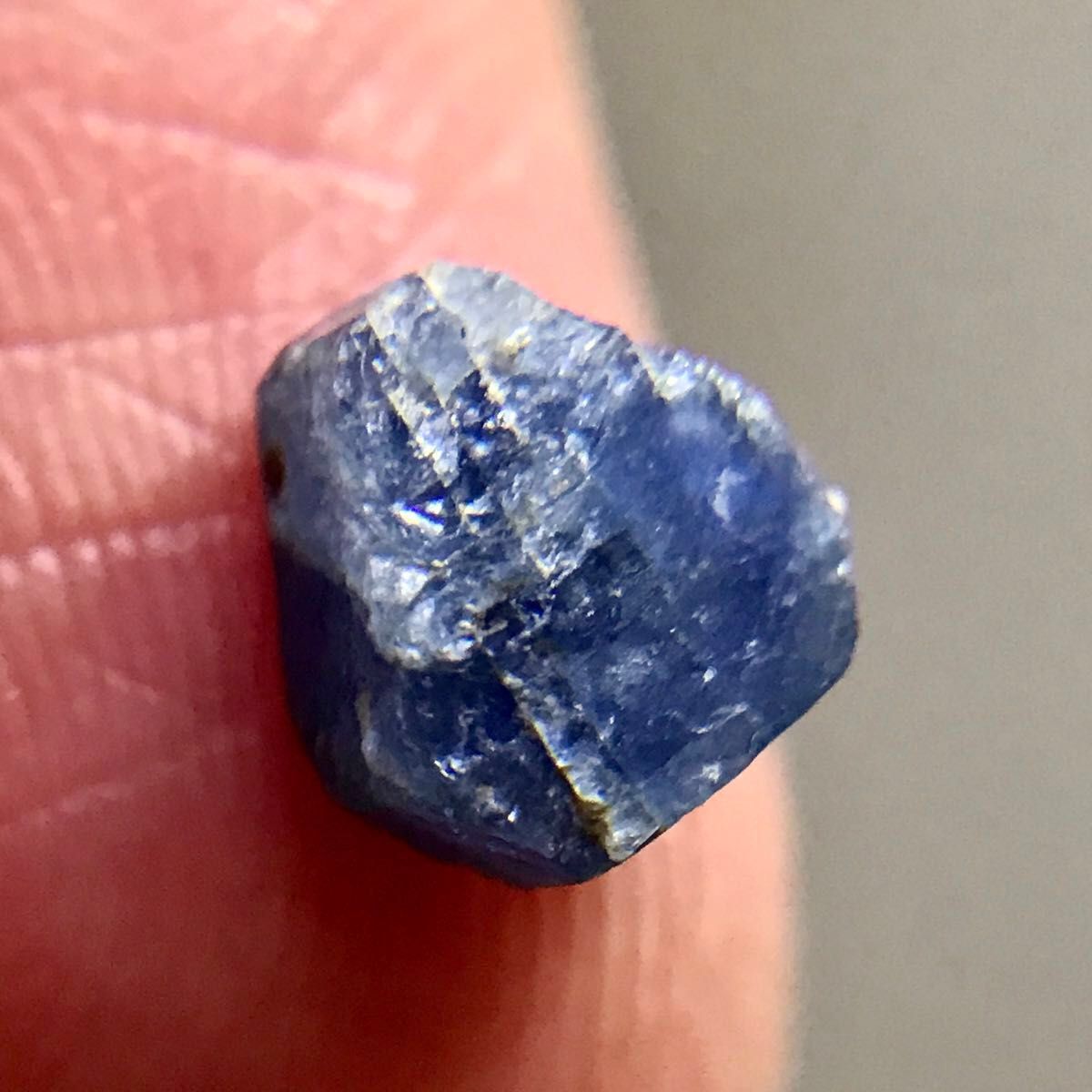 高品質 ブルーサファイア 宝石 原石 1.85ct 六角柱 未処理 モザンビーク 天然石 天然サファイア コランダム 透明感