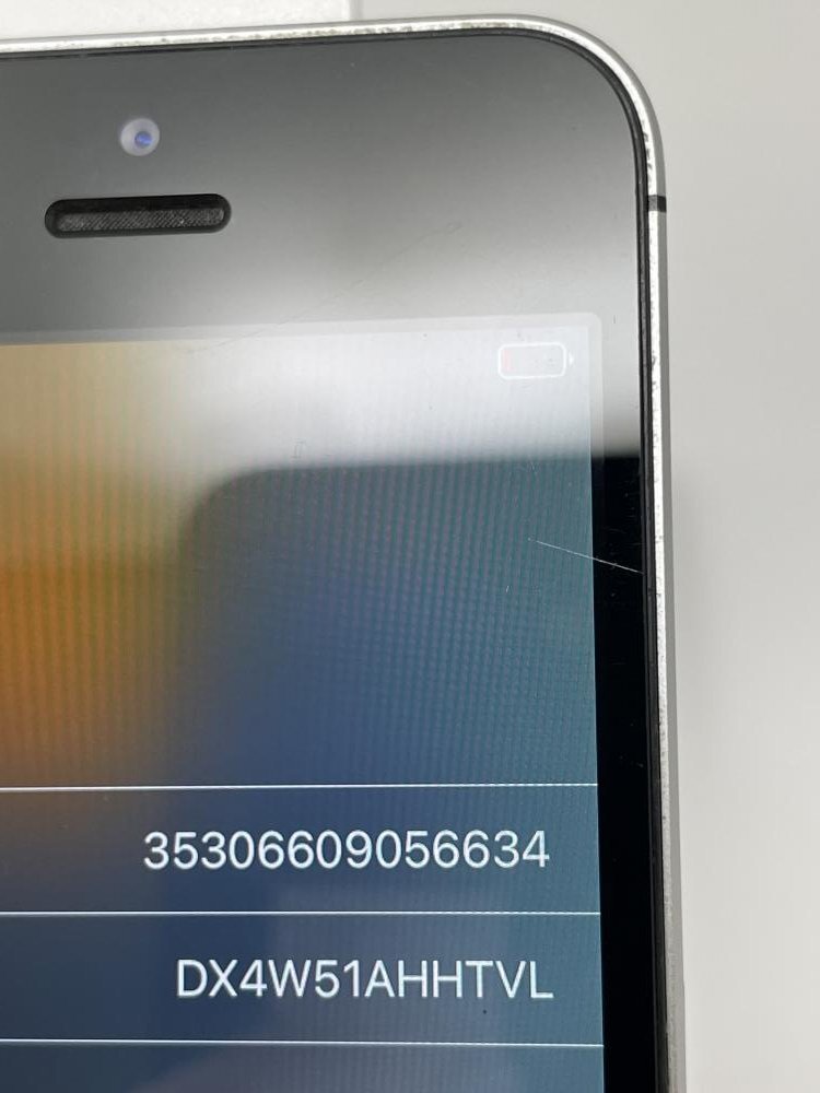 130【動作確認済】 iPhoneSE 32GB au版SIMロック解除 SIMフリー スペースグレイ バッテリー94%_画像3
