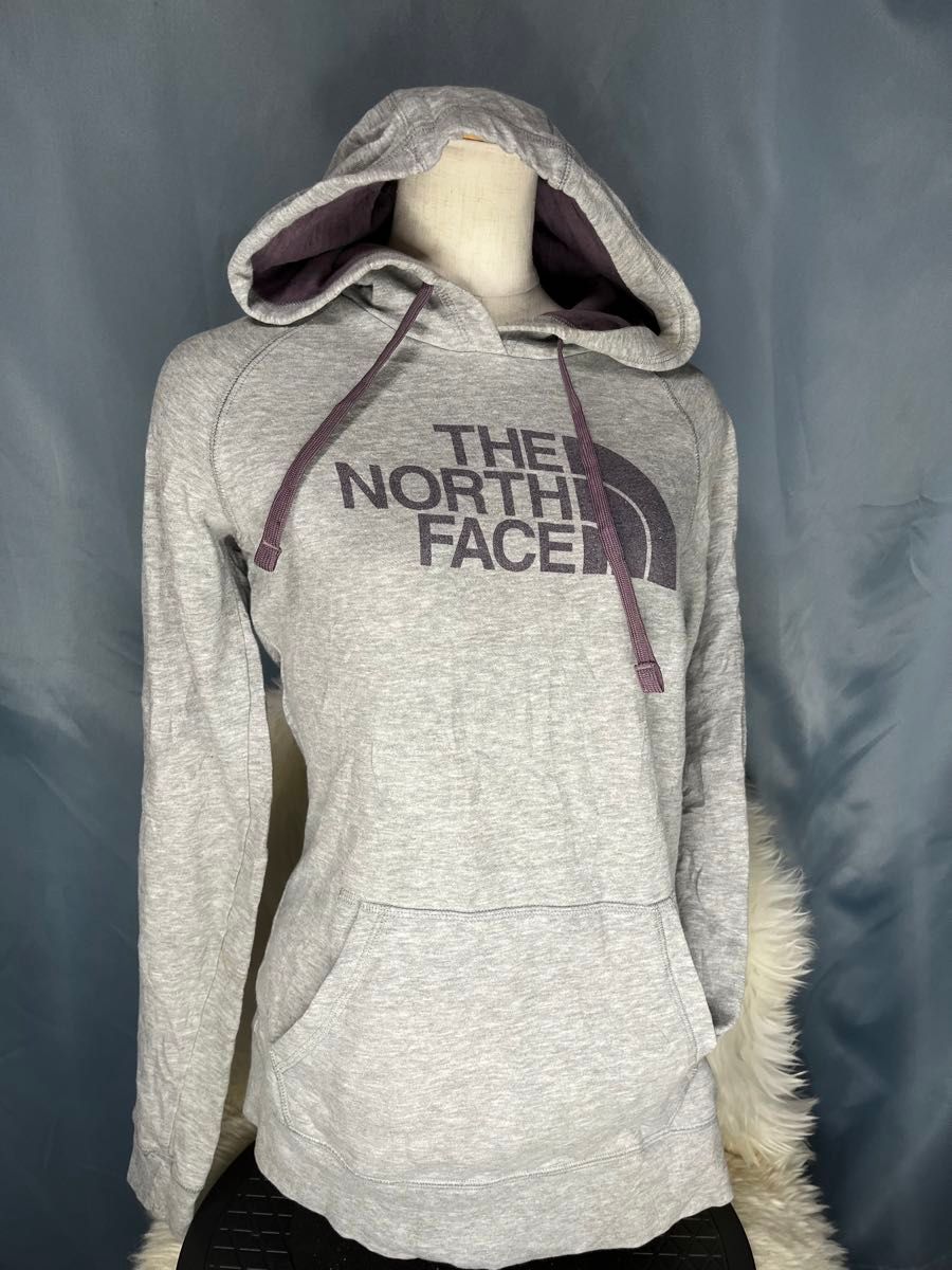 #買い得#THE NORTH FACE スエットのパーカーでフードの裏地は茶色でポケットはカンガルーポケットです。ドデカロゴは茶色