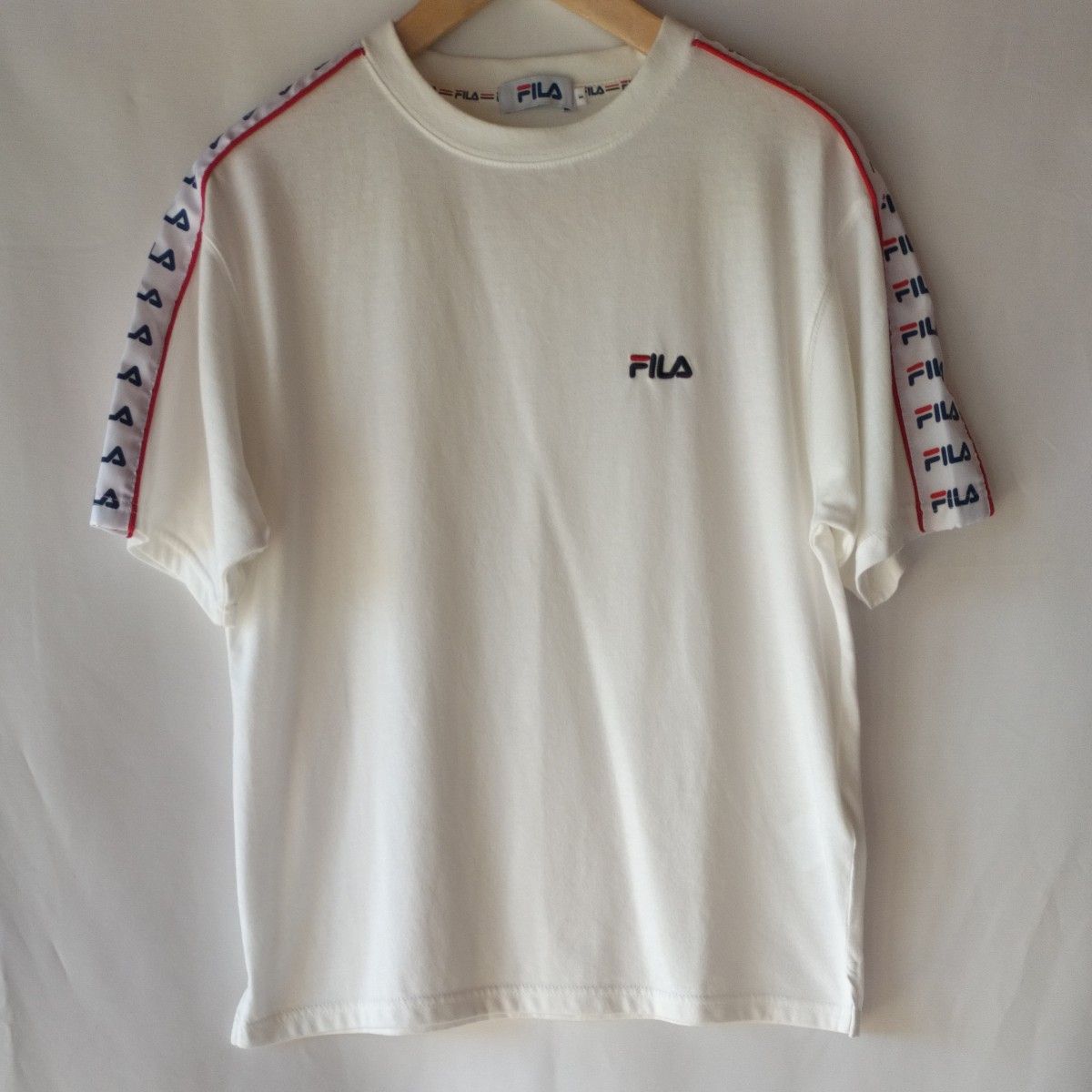 【FILA　 半袖 Tシャツ　 ワンポイントロゴ　肩ライン】フリーサイズ　綺麗な品