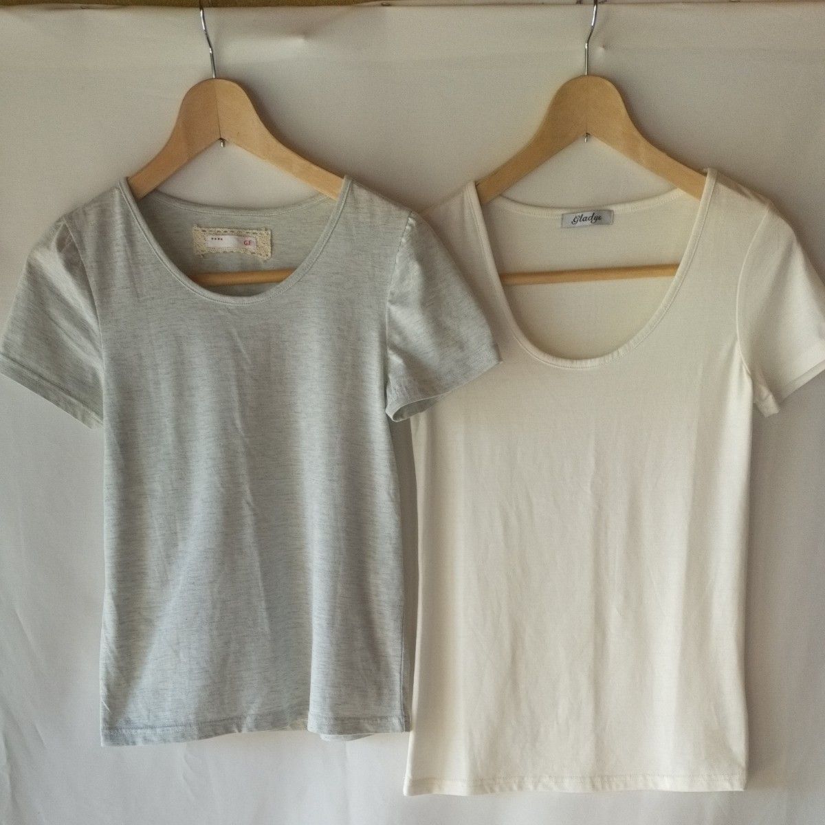 【半袖Tシャツ　2枚セット　Ｍサイズ】 グレー、オフホワイト　 無地　 トップス