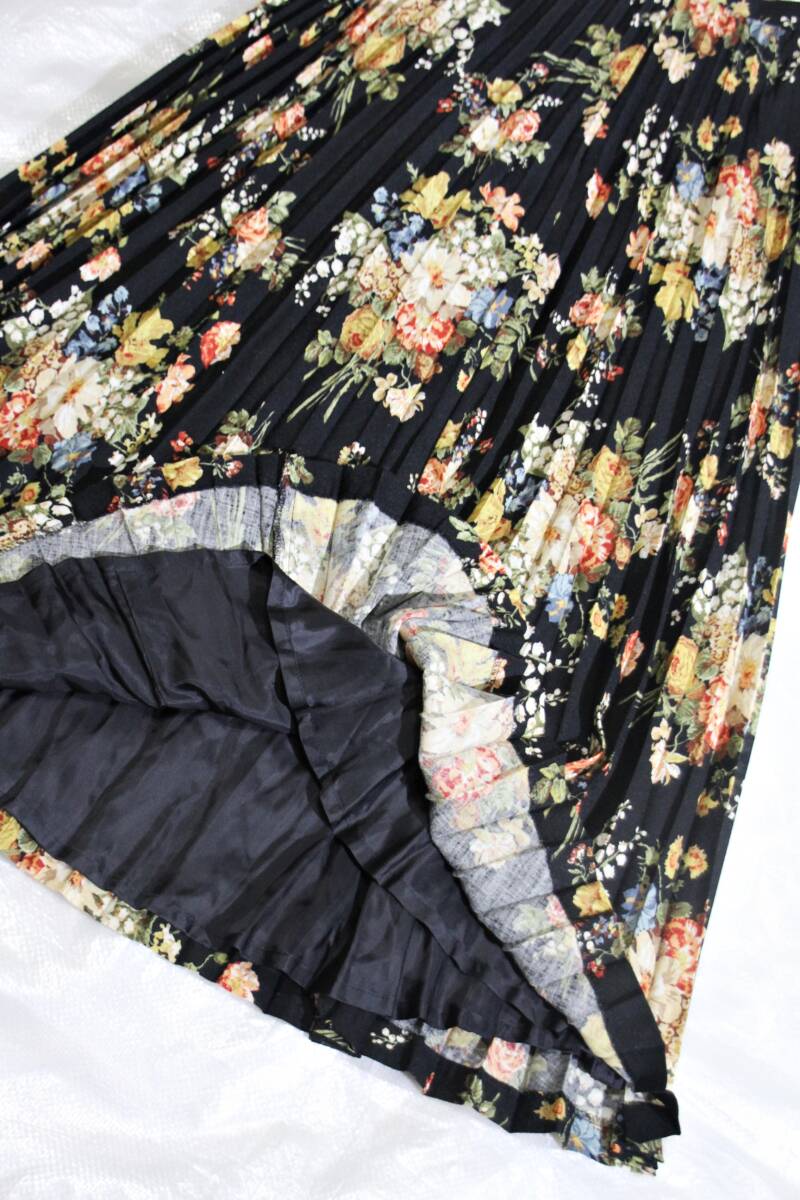 a5 美品 インゲボルグ/ピンクハウス 花柄 プリーツ ロング スカート 黒/Mの画像5