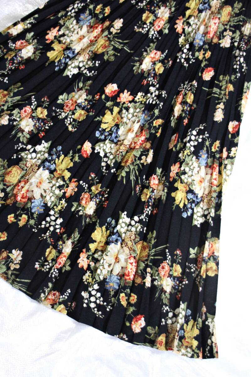 a5 美品 インゲボルグ/ピンクハウス 花柄 プリーツ ロング スカート 黒/Mの画像3