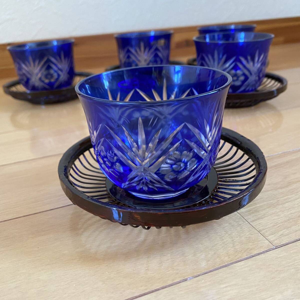 新品未使用　創作ガラス　藍色切子　茶托付冷茶5客セット　コップ　カップ　ソーサー　お茶　麦茶　おもてなし　お客様　曽根工芸株式会社_画像3