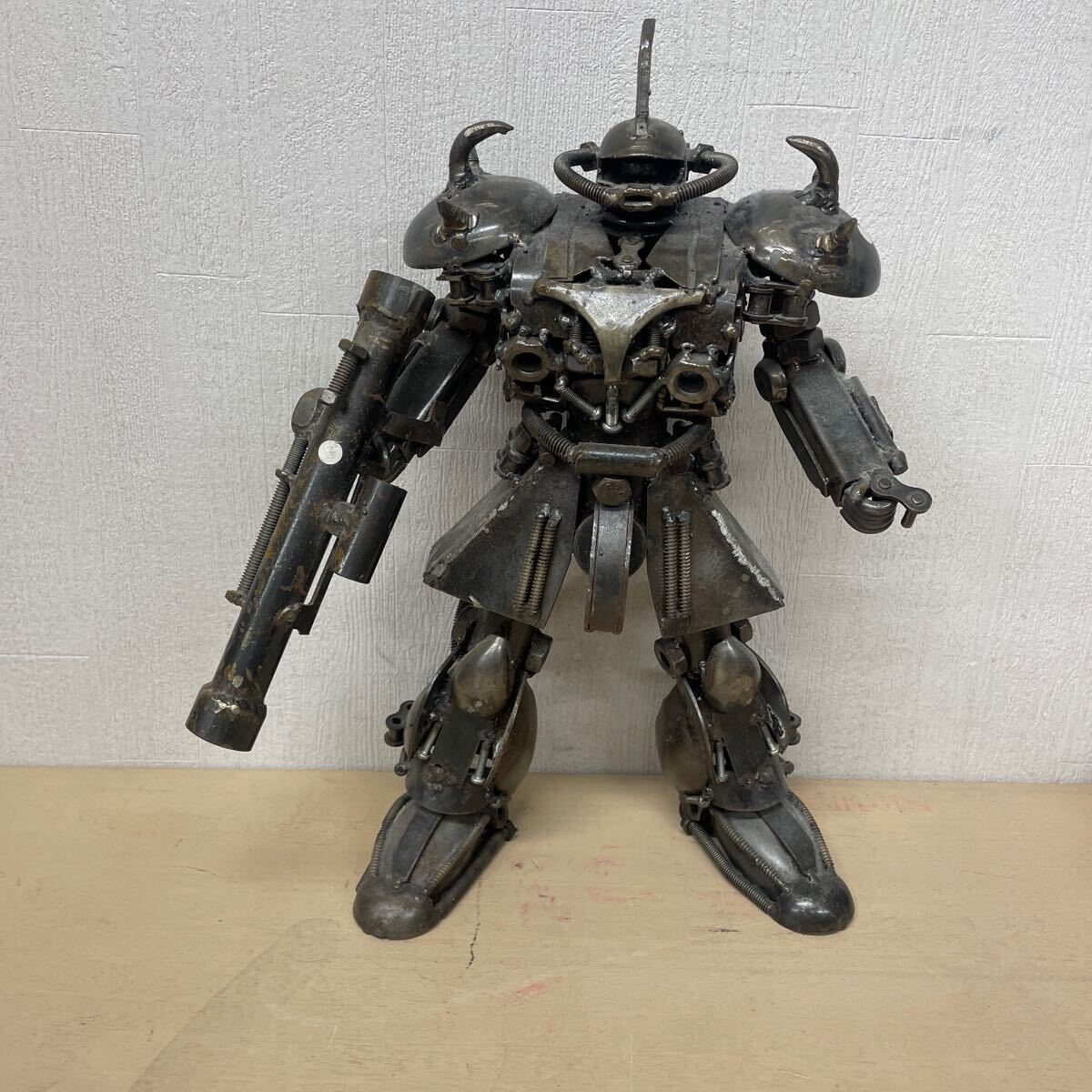 メタルアート 廃材アート 機動戦士ガンダムの様なロボット 高さ37cmの画像1