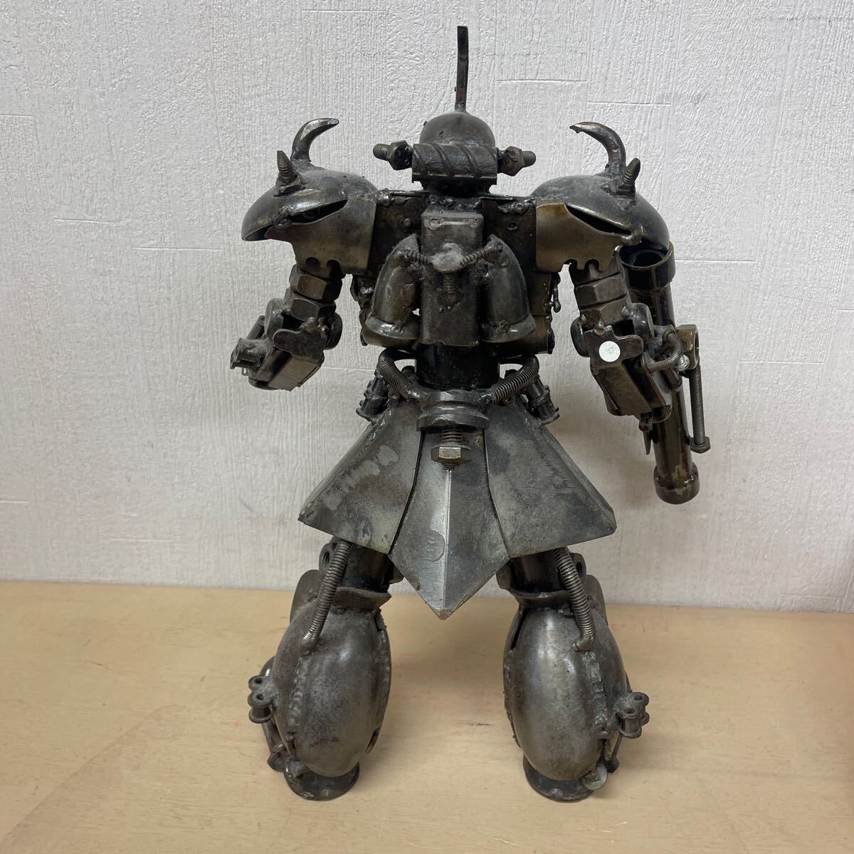 メタルアート 廃材アート 機動戦士ガンダムの様なロボット 高さ37cmの画像3