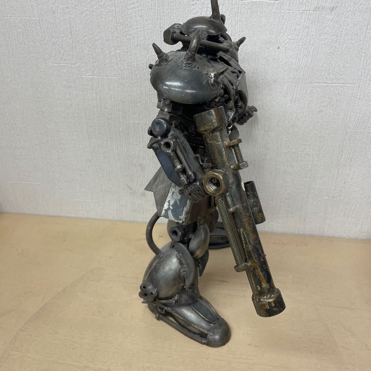 メタルアート 廃材アート 機動戦士ガンダムの様なロボット 高さ37cmの画像4