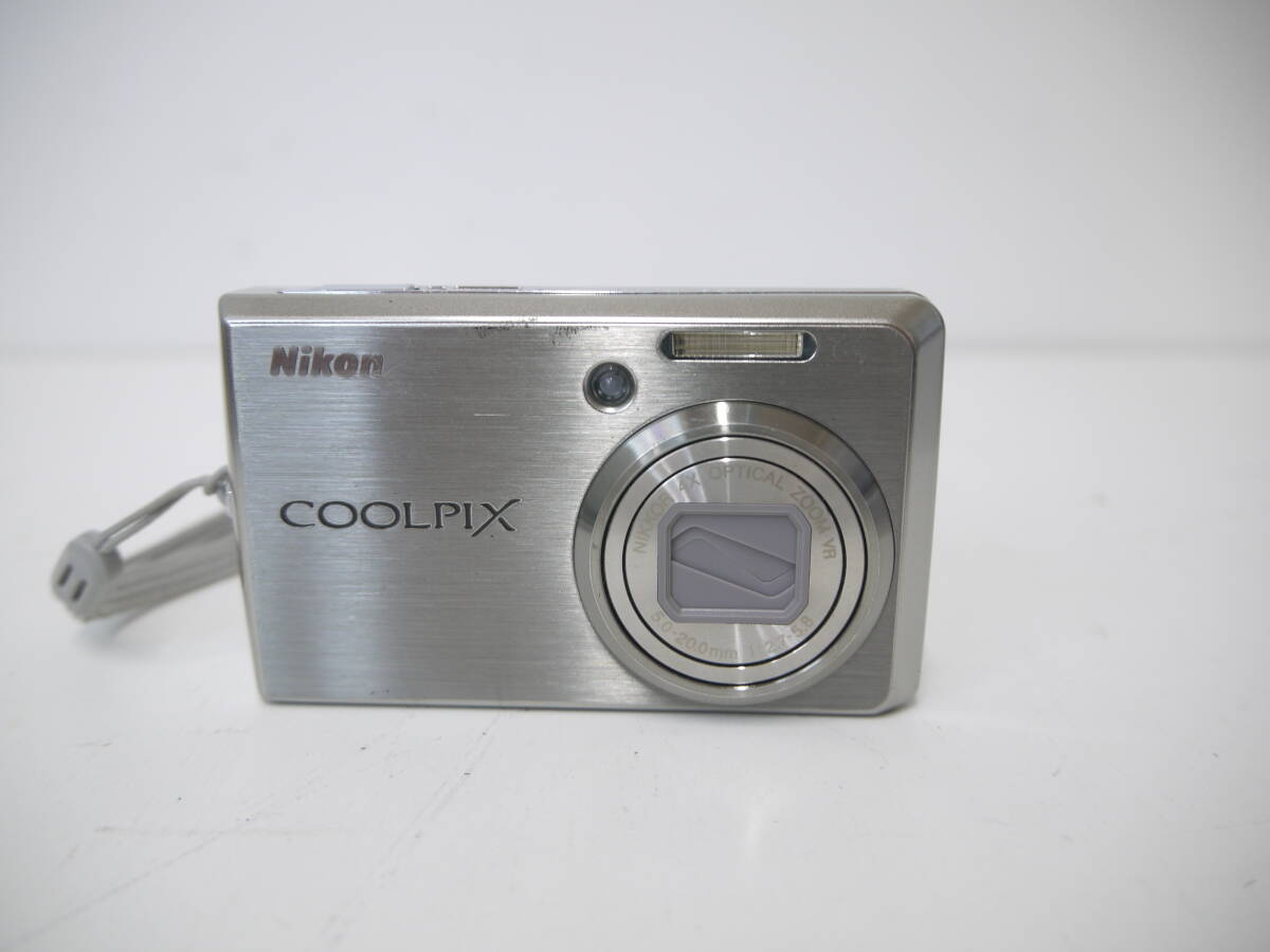 583 Nikon COOLPIX S600 NIKKOR 4x WIDE OPTICAL ZOOM VR 5.0-20.0mm 1:2.7-5.8 ニコン クールピクス バッテリー付 デジカメ コンデジ_画像1