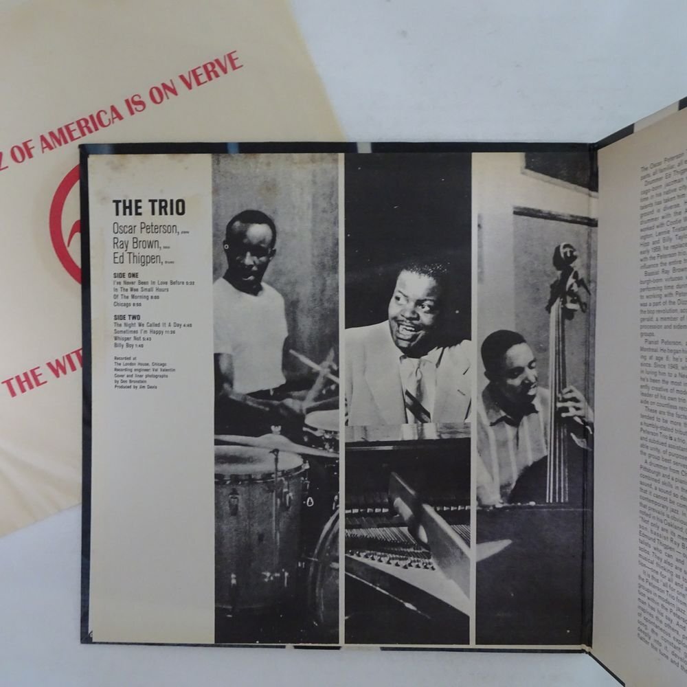 10025982;【US盤/黒T字/コーティングジャケ/見開き/VERE】The Oscar Peterson Trio / The Trio Live From Chicagoの画像2