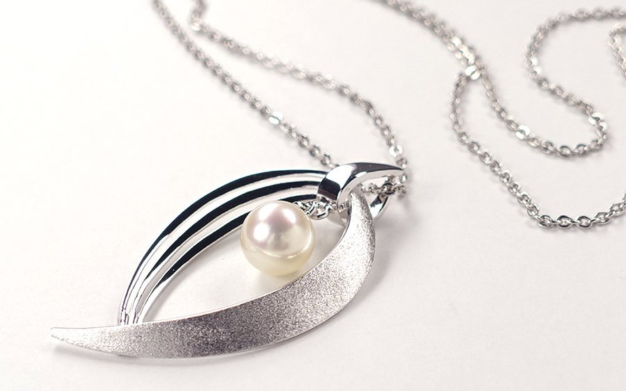 ∇花∇【ミキモト/MIKIMOTO】 アコヤ真珠飾りのスターリングシルバーネックレス 7mm珠 貝M・STERLING刻印 麗しのミキモト・パール 化粧箱付_画像1