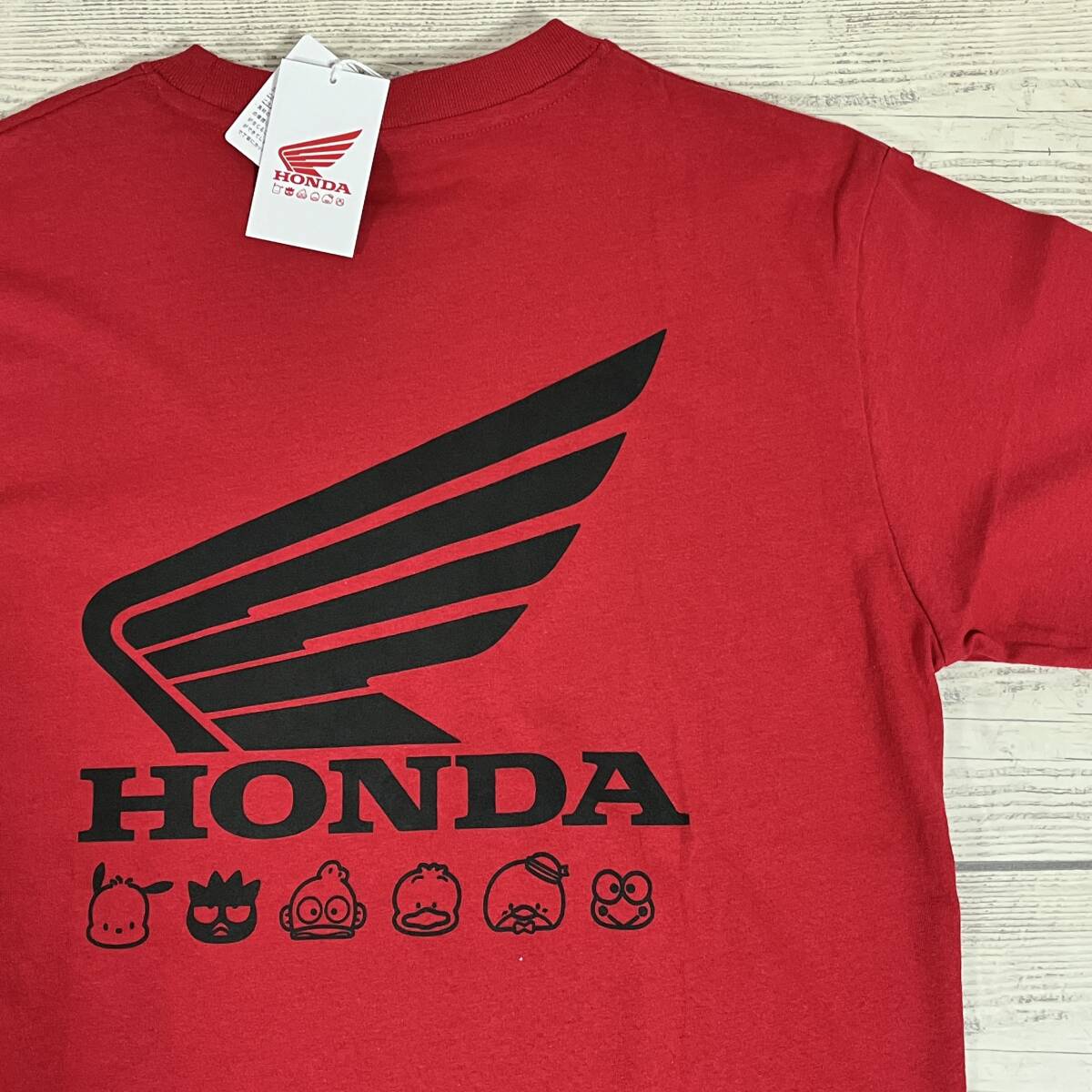 ★ HONDA(ホンダ) × Sanrio(サンリオ) コラボ ★ 半袖Tシャツ Lサイズ 赤色 スーパーカブ 日本限定販売 本田技研 (タグ付き新品未使用)_画像1