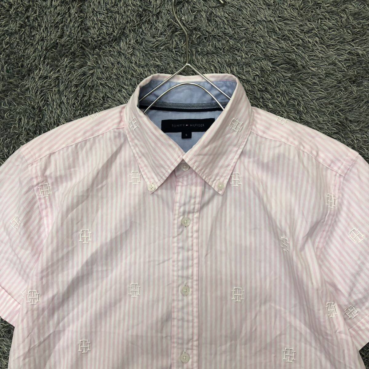 Tommy Hilfiger トミーヒルフィガー 半袖シャツ サイズS 刺繍ロゴ総柄 ストライプ柄 ピンク コットン メンズ トップス 最落なし （N19）の画像3