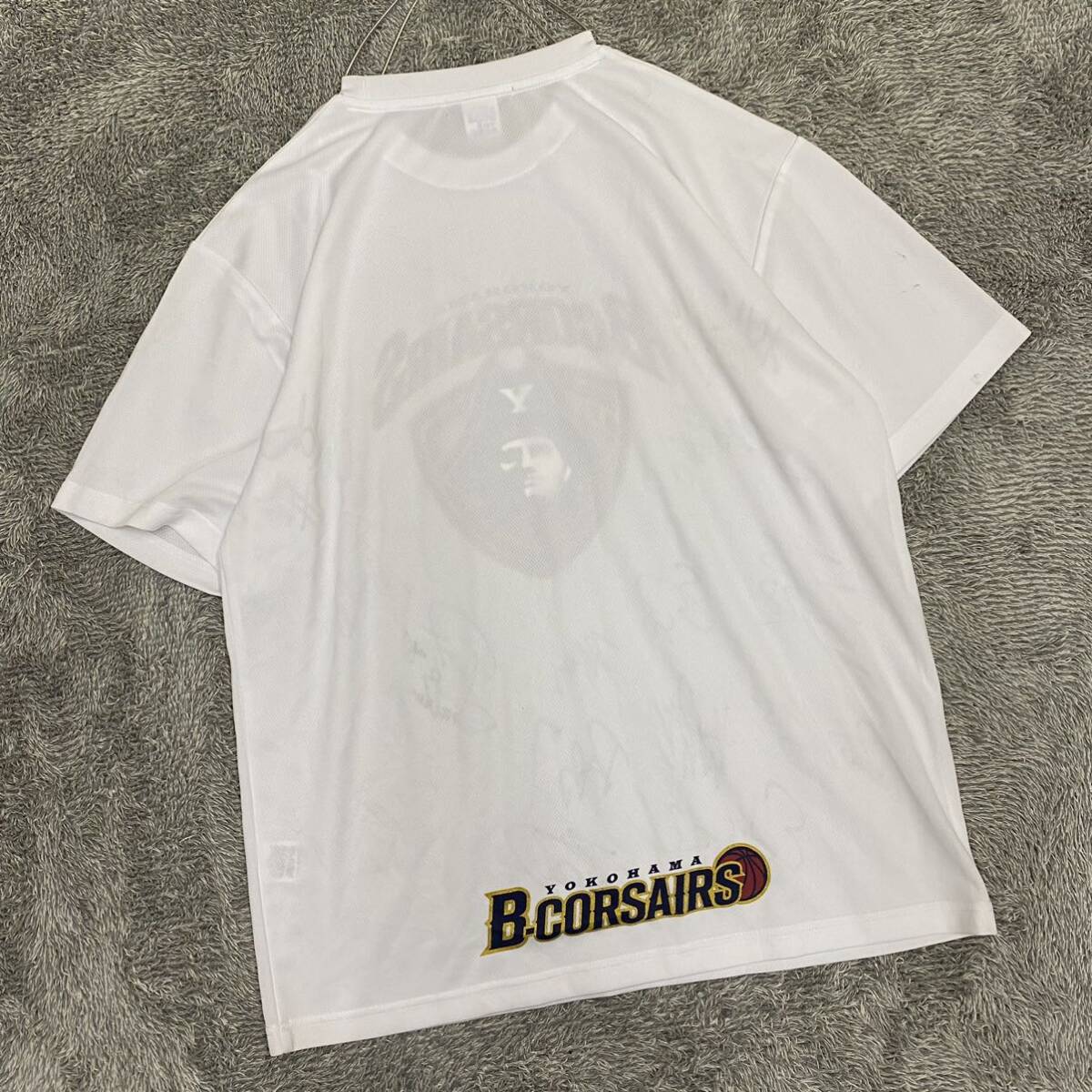 B-CORSAIRS 横浜ビーコルセアーズ Tシャツ 半袖カットソー 選手サイン入り 直筆 サイズXXL ホワイト 白 メンズ トップス 最落なし （U19）_画像2