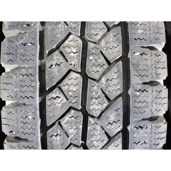 ブリヂストン BLIZZAK VL1 195/80R15 107/105L LT 4本SET◎2019年製8分山スタッドレス◎中古 1本の溝に若干の傷あり◎旭川手渡し可_画像4