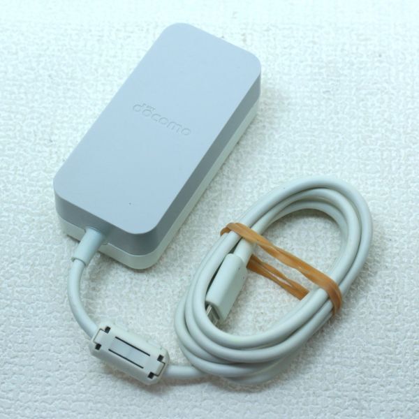 033b 送料無料 通電確認済 docomo純正 ACアダプタ 06 充電器 USB-C Type-C ドコモ 現状_画像1