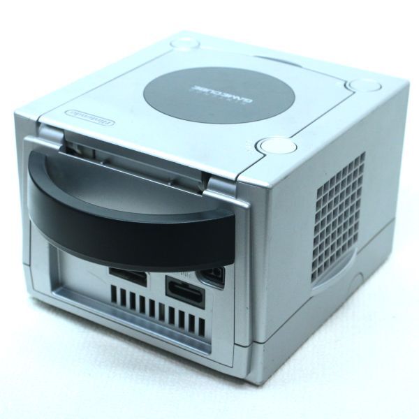 330b 現状ジャンク 起動確認 Nintendo GAMECUBE本体 DOL-001 シルバー コントローラー ACアダプター 3色ケーブル付_画像2