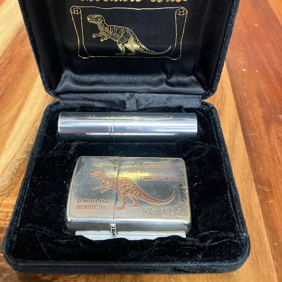 zippo dinosaurs series ダブルイヤー刻印1932 1992 アロサウルスallosaurus 化粧箱入り　オイルタンク付きmini fuel container _画像2