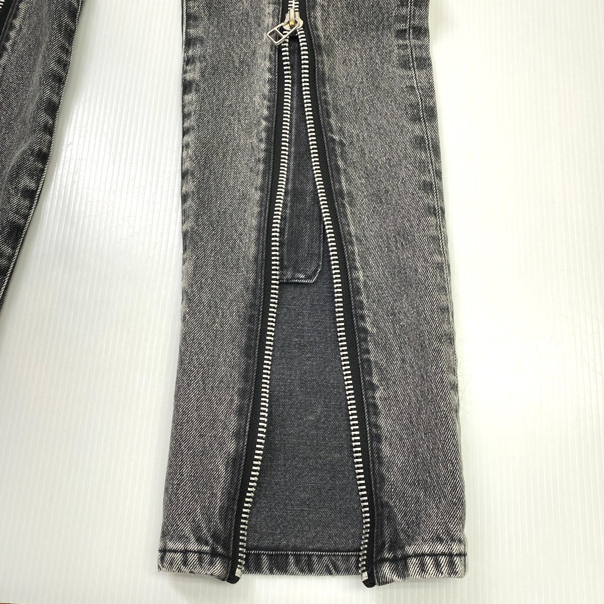 【美品 定価4.9万円】JOHN LAWRENCE SULLIVAN ジョンローレンスサリバン WASHED DENIM ZIPPED 加工 ジップ デニムパンツ 44 ブラック 黒_画像4