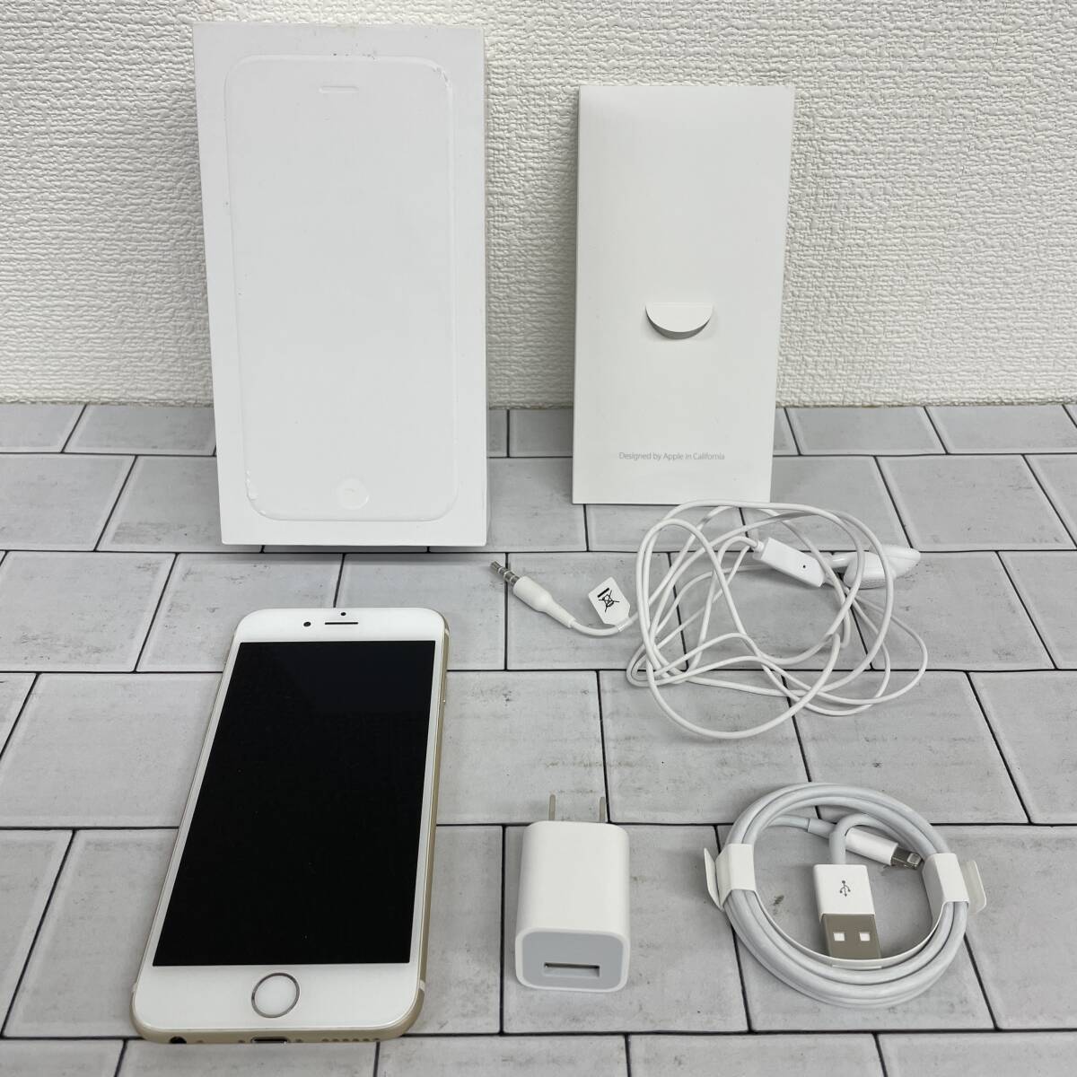E049-M24-14 ◎ Apple iPhone6 16GB MG492J A A1586 Gold 付属品付き 通電確認済み_画像1