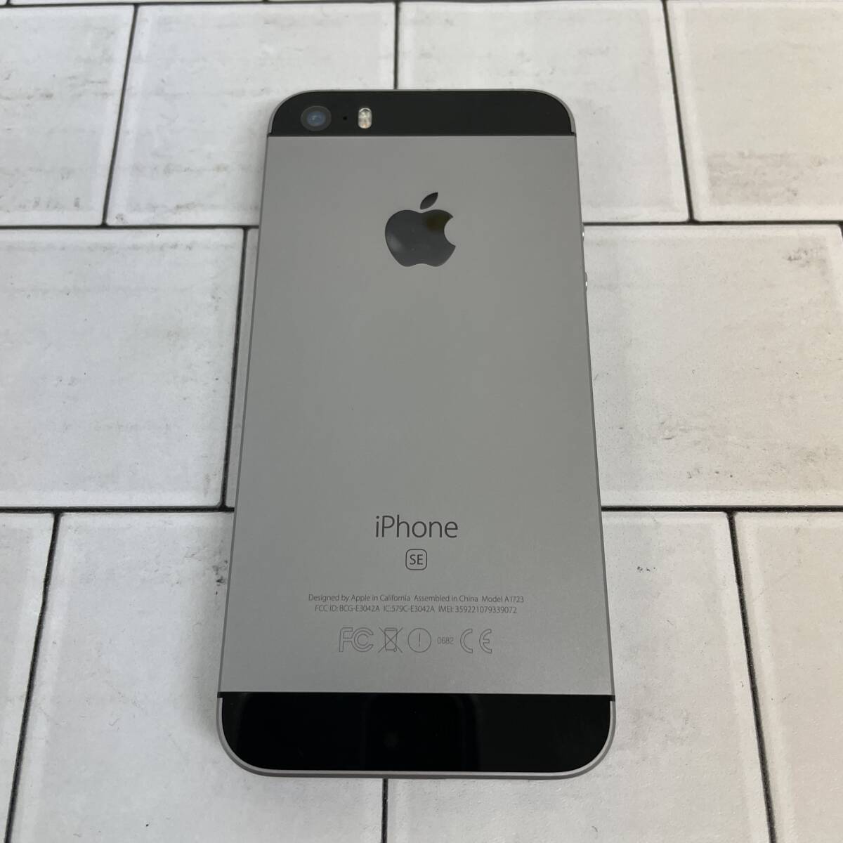 E050-M24-15 ◎ Apple iPhoneSE 16GB MLLN2J/A A1723 Gray 付属品付き 通電確認済み_画像2