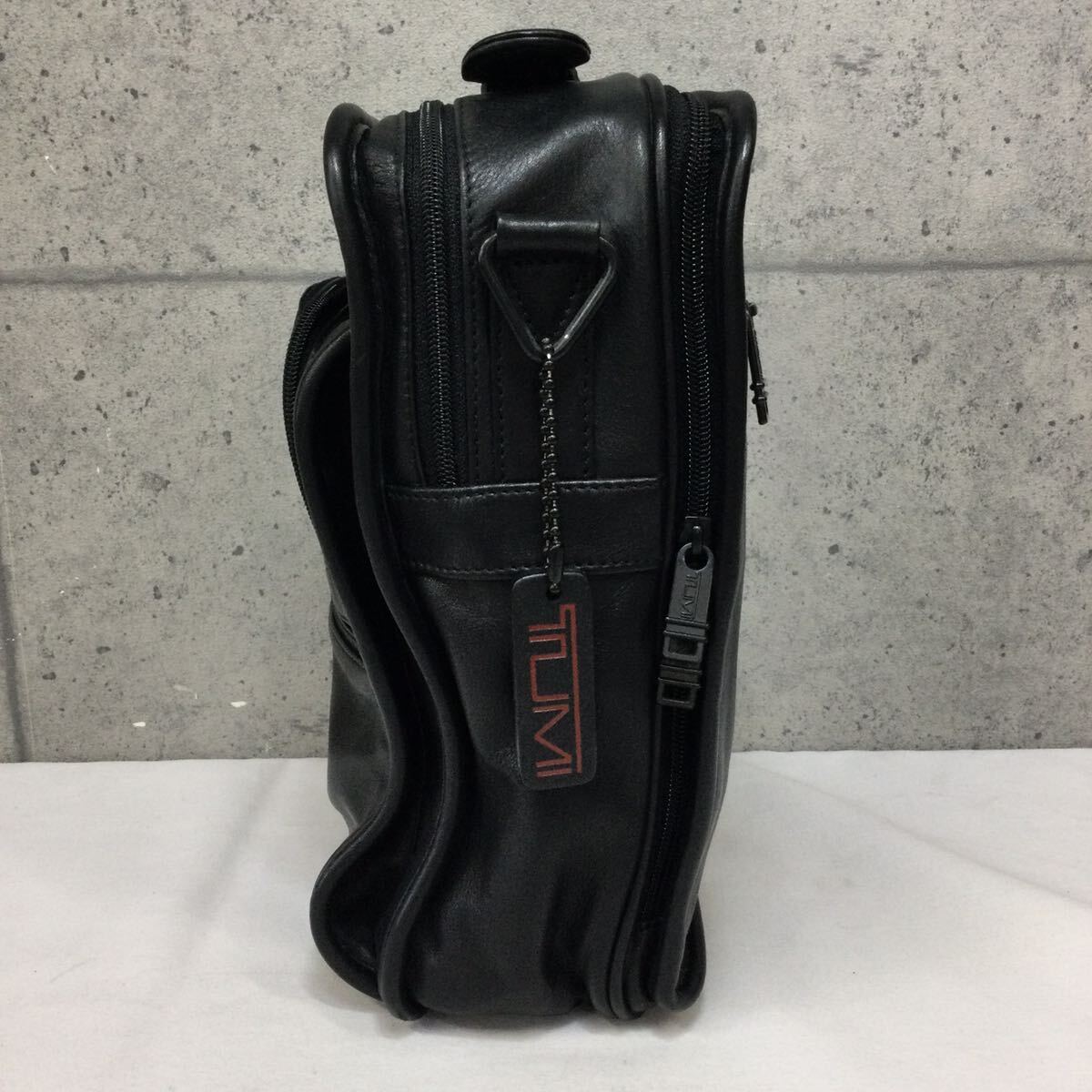 ※【TUMI/トゥミ】ショルダーバッグ オールレザー ブラック 黒 GENULNE LEATHER ビジネスバッグ メンズバッグ メンズ鞄 収納仕切り_画像3