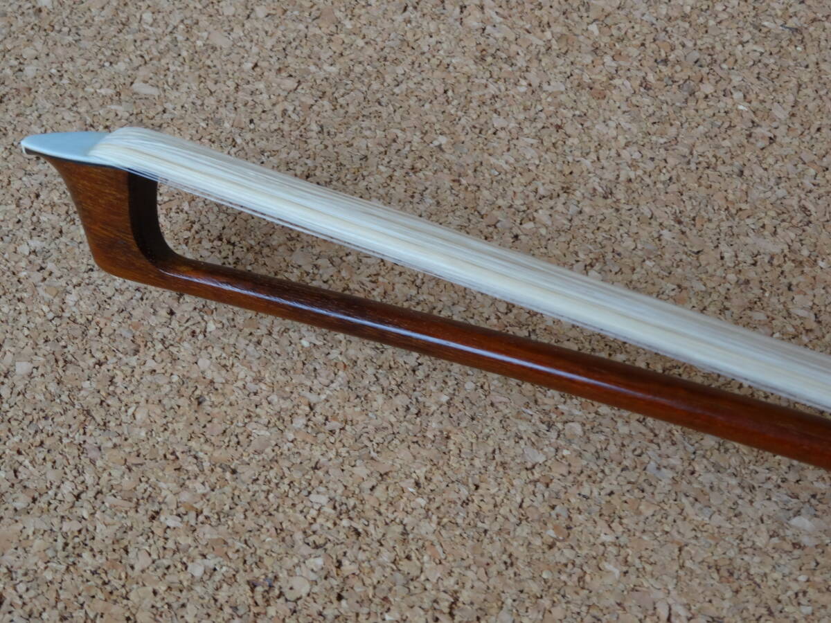 「LUBOS ODLAS (ルボス・オドラス)」 4/4 チェコ製バイオリン弓、真っ直ぐで弾きやすいフェルナンブコ材によるボウ。_毛替え後。（追加写真）