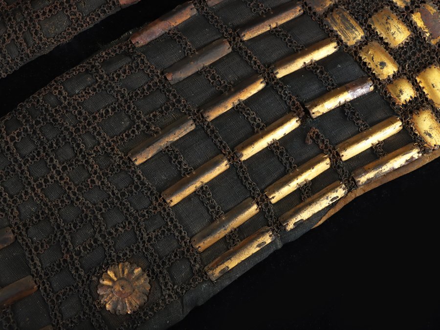 魁◆名家蔵出 うぶ品 本物保証 江戸初期期 古鉄地鎧甲冑金袖 古鉄地鎖古作時代の希少作の画像4