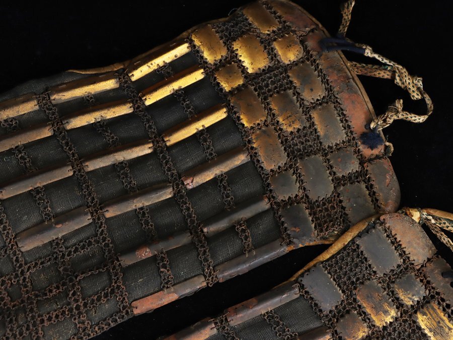魁◆名家蔵出 うぶ品 本物保証 江戸初期期 古鉄地鎧甲冑金袖 古鉄地鎖古作時代の希少作の画像2