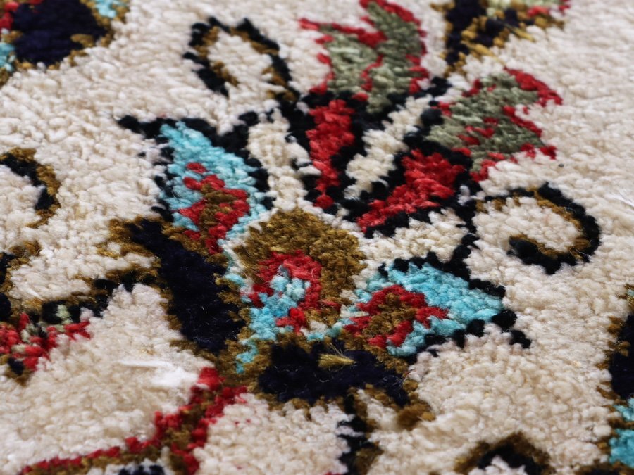 魁◆百貨店購入品 最高級ペルシャ絨毯 イラン クム産 シルク100% 細密手織り72万ノット 80×50㎝ メダリオン絨毯_画像7