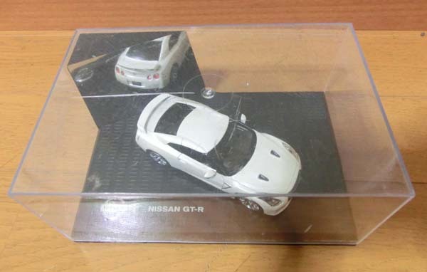 ■1/43 日産 GT-R R35 ディーラー特注 ミニカー ホワイト カラーサンプル スカイライン　模型 完成品 中古_ケースにはキズやヒビなどあります。