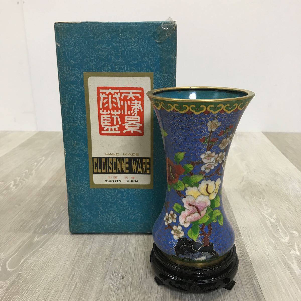 K33 中国美術 CLOISONNE WARE 七宝 花瓶 花器 フラワーベース インテリア 中国 天津 景泰藍 台座 箱付_画像1