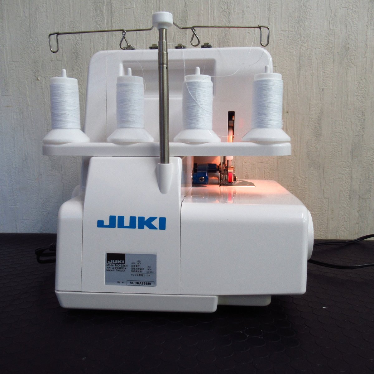 【動作品】JUKI ジューキ MO-50eN オーバーロックミシン 2本針 4本糸差動送り付き [元箱/カバー/フットコントローラー/他]付き_画像9