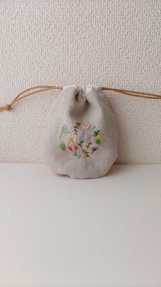 ハンドメイド　手刺繍　巾着小　草花柄　生成りリネン_画像1