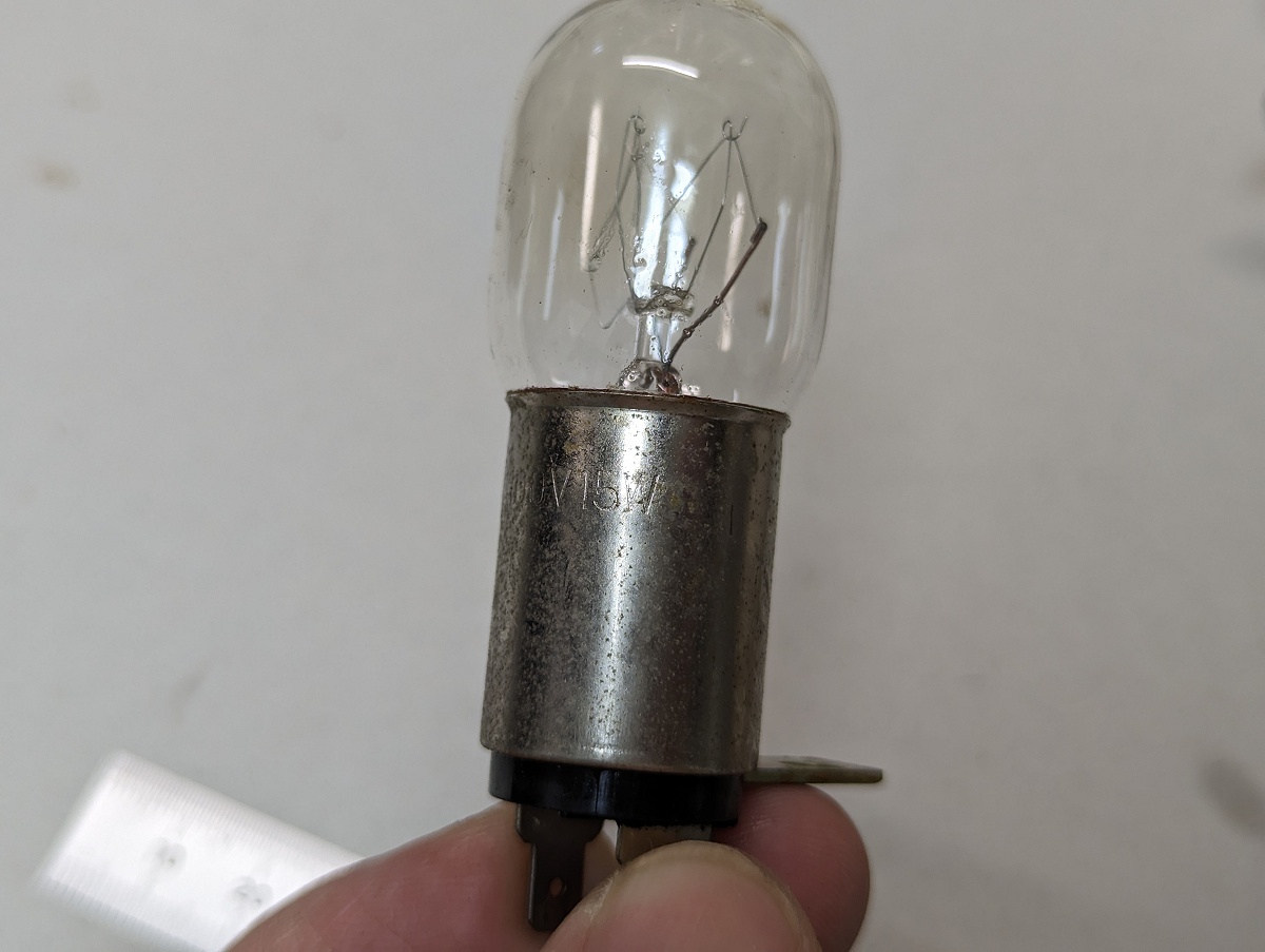 送料無料 東芝純正 電子レンジ用 電球 庫内灯 100V 15W 取付形状 送料無料 東芝純正 電子レンジ用 電球 庫内灯 100V 15W 取付形状